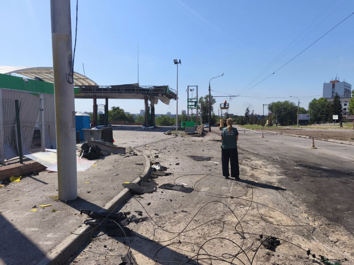 Знищені будинки, заправка, вирви серед цвинтаря: у Запоріжжі екологи показали наслідки авіаударів 26 та 27 липня (фото)
